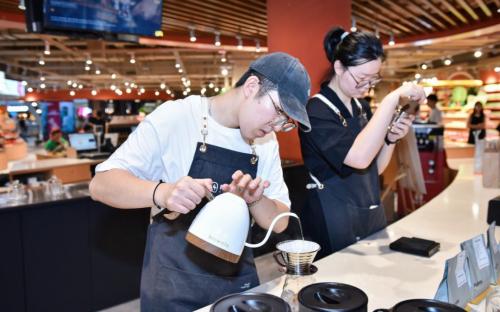 良品铺子1200平“零食王国”店诞生，以消费者为中心持续迭代服务体验