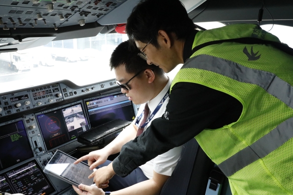 “墨镜侠”助力美好出行 东航A350飞行员精心保暑运