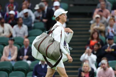 品牌代言人Jannik Sinner携古驰定制旅行袋 亮相2023年温布尔登网球锦标赛