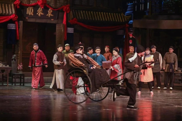 “大戏看北京”2023年展演季首演剧目《西去东来》首演圆满成功