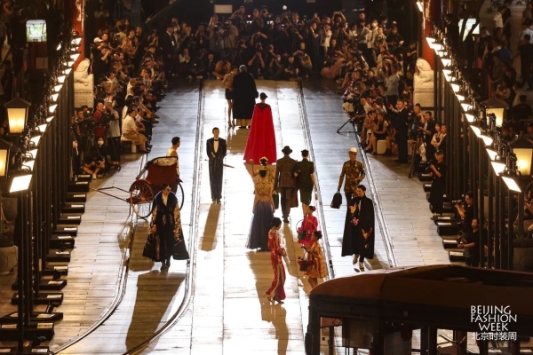 SS2024北京时装周：以“壮美中轴线”为主题的开幕大秀 