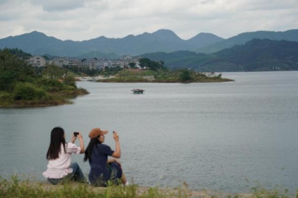 国庆新玩法！重走千年古城稻香路，跟着“顶流”易烊千玺打卡洪江市