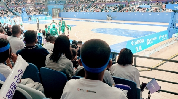 圆梦亚运，东鹏饮料与凉山孩子一起观赛国际篮球