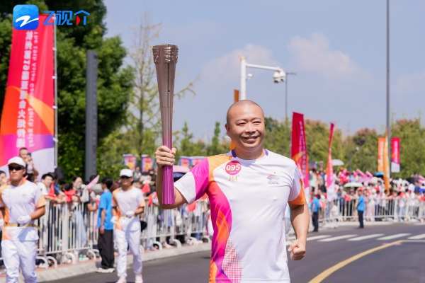 杭州亚运会火炬传递来到金华 顾家家居顾海龙担任火炬手