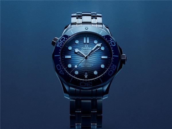 海神波塞冬的新坐骑 欧米茄海马系列Seamaster in Summer Blue腕表