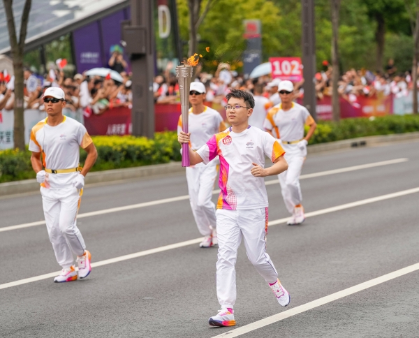 杭州亚运火炬传递最后一站 奥克斯代表接力传递文明薪火