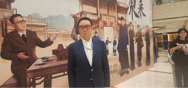 郎昆执导话剧《西去东来》场场火爆 将全国巡演