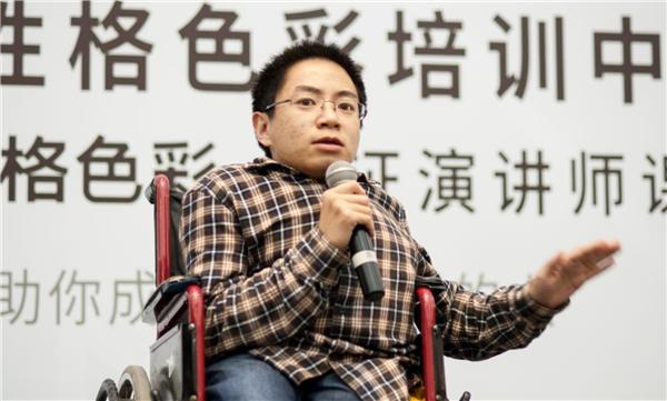 轮椅上的玻璃男孩李帅 逆袭成中国版钢铁侠