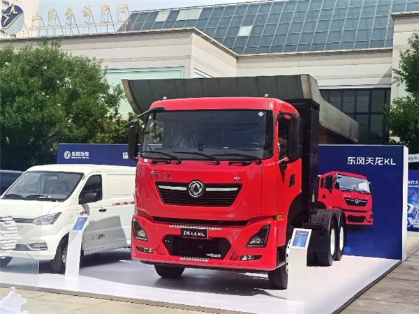 智慧·科技·绿色——东风商用车新能源车亮相第六届中国企业论坛