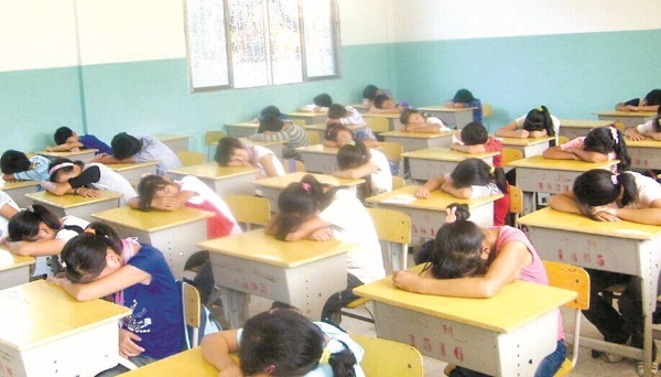 博士有成午休课桌椅,让学生从趴睡变躺睡