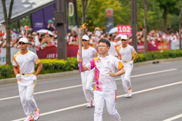 杭州亚运火炬传递最后一站 奥克斯代表接力传递文明薪火