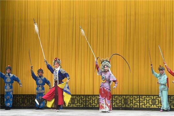  郑业成教师节请老师看戏 宝藏演员弘扬戏曲传统文化