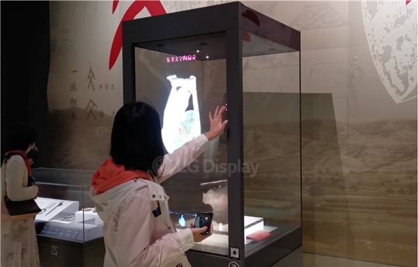 现代科技重现千年文物风采 透明OLED让博物馆更有意思