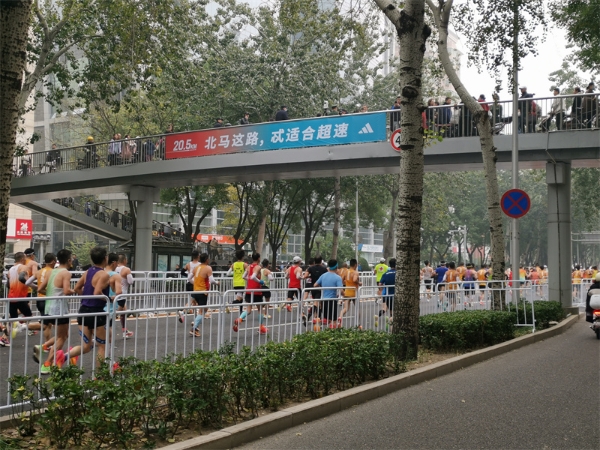  2023北京马拉松圆满落幕 阿迪达斯助力跑者一准“拿下”
