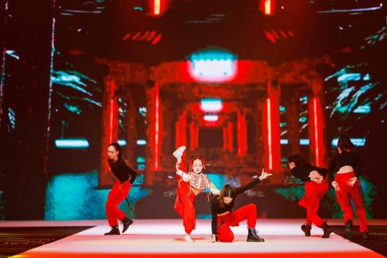 香港钜星国际少年时尚盛典：李雨檀T台与舞蹈双重秀 展现少年风采