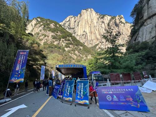 第11次夺冠 刘加登顶中国攀岩自然岩壁系列赛华山站男子专业组