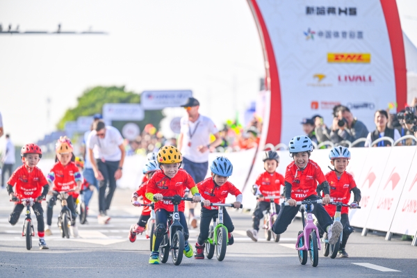 2023环广西公路自行车世界巡回赛北海开幕，李宁连续四届为赛事助力