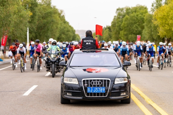 国家级自行车赛首进达茂旗，点燃金秋北疆草原