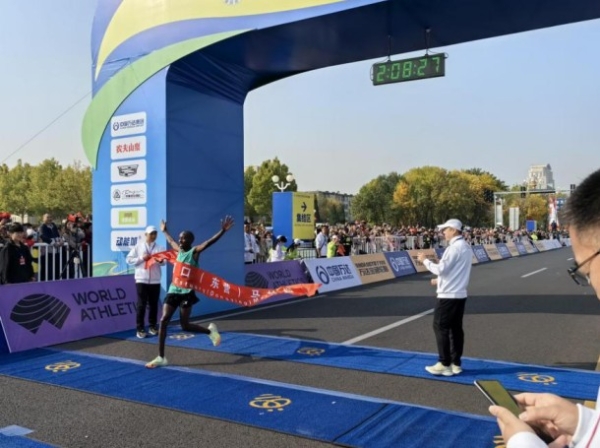 2023黄河口（东营）马拉松赛鸣枪开赛 男女双方均打破赛会纪录