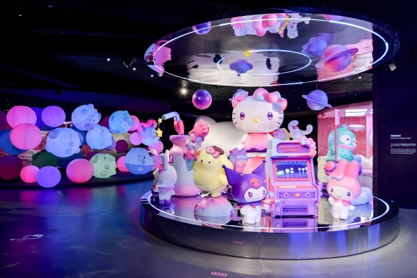 超萌宇宙开启！Hello Kitty Cosmos 50周年光影特展等你探索！