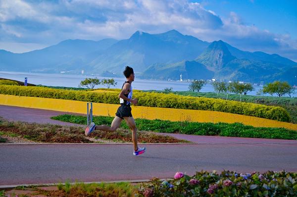 奔跑于湖光山色间，2023玉溪抚仙湖半程马拉松圆满结束！