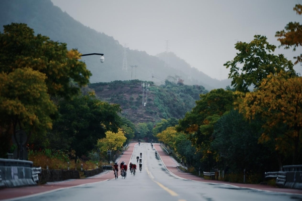 深秋低温难挡参赛热情，雨中酣战尽显铁人精神！2023千岛湖大铁铁人三项赛圆满落幕