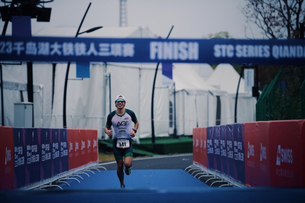 深秋低温难挡参赛热情，雨中酣战尽显铁人精神！2023千岛湖大铁铁人三项赛圆满落幕