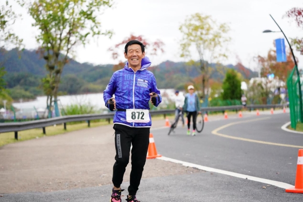 深秋低温难挡参赛热情，雨中酣战尽显铁人精神！2023千岛湖大铁铁人三项赛圆满落幕