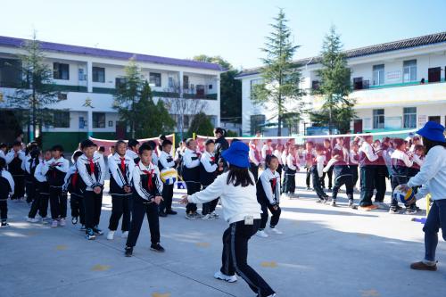 “为爱上场，击响希望”，新希望乳业解锁苍山洱海边的公益之旅