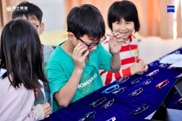 博士眼镜携手蔡司光学，持续开展暖心公益助童活动