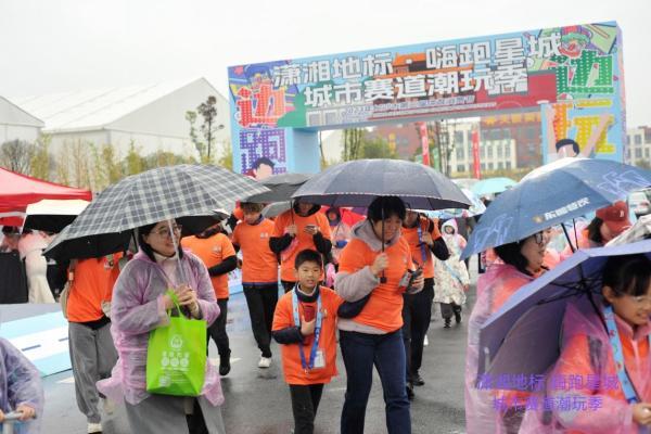  湖南体彩助力“潇湘地标 嗨跑星城” 搭建微光市集