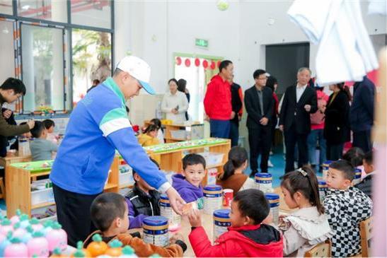 菲仕兰捐赠4万余罐奶粉助力困境儿童营养改善