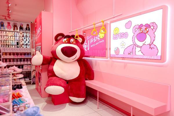 名创优品南京城市形象店盛大开业，加速“超级门店”扩张步伐