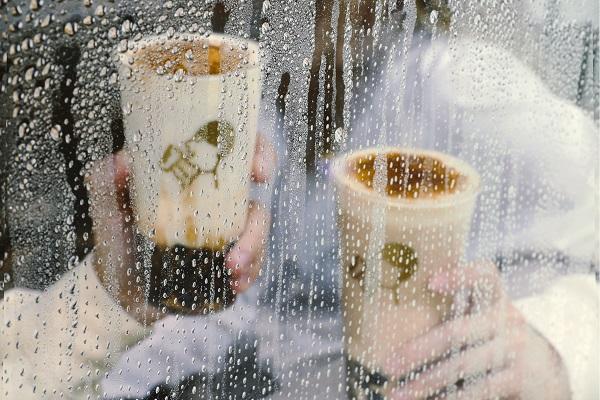 入冬喜茶热饮销量环比增长40%，烤黑糖波波成为入冬仪式感标配