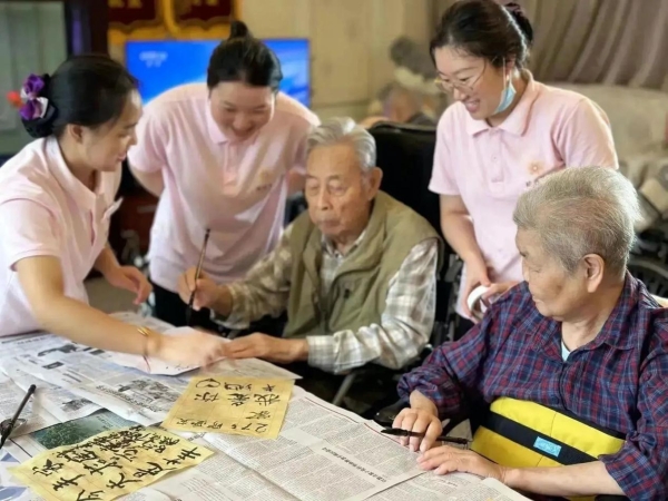 90后的她，让90多岁的他们重燃生活的希望