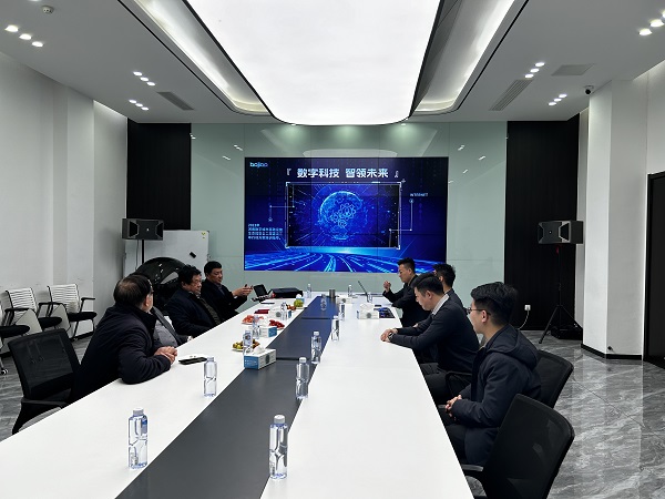 河南省数字城市委员聚集八角科技 为任万博张民立颁发河南省城市委员会聘任证书