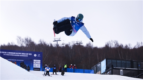  2023自由式滑雪及单板滑雪U型场地世界杯开赛 京东冠名赞助助力冰雪消费