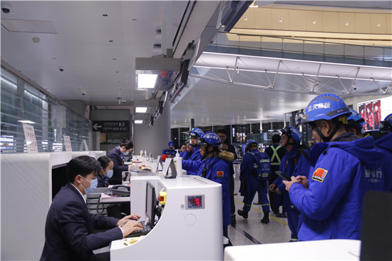 从上海直飞兰州！东航护送3支救援队、近2吨救援物资赶赴灾区 