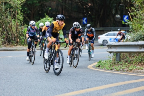首届盐田山海国际公路自行车赛迎寒流劲风顺利完赛