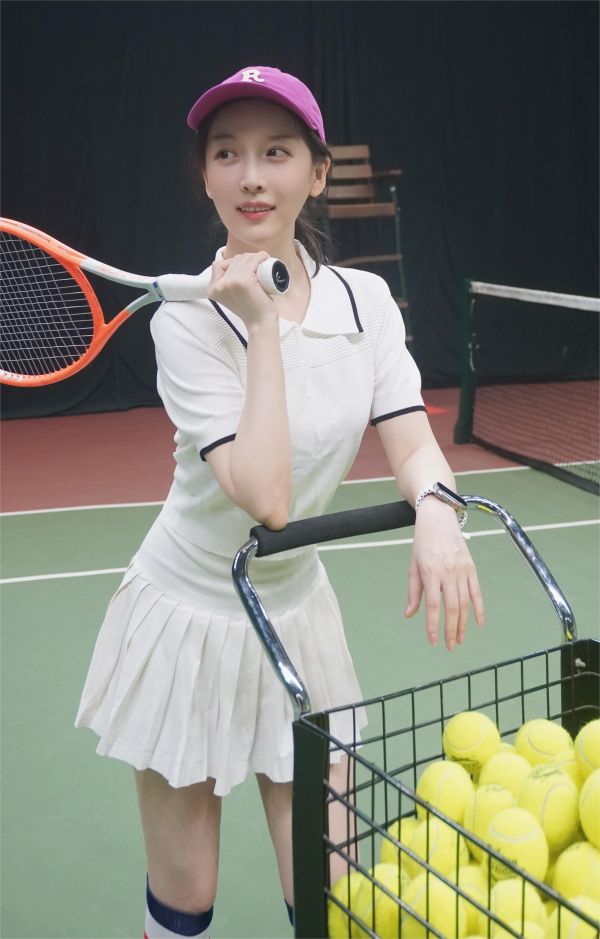 盘点超爱运动的网球女神朱梓橦的穿搭Look