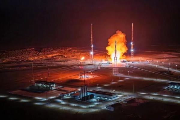 全球首款液氧甲烷火箭再入轨！蓝箭航天朱雀二号创国内商业航天新纪录！