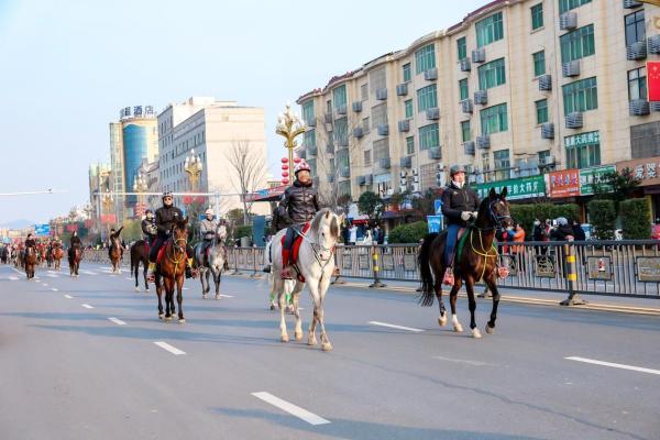 中国马术耐力赛国家队队员贾惠林助力都昌马术盛装城市巡游活动