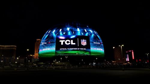 TCL携手顶级体育联盟NFL第二年 以一顶巨型橄榄球头盔惊艳全球