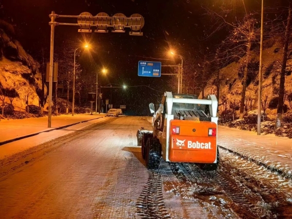 重庆仙女山银装素裹美不胜收 景区积极应对除雪忙