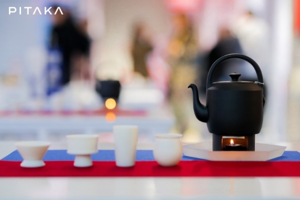 PITAKA携手tea'stone共创艺术茶会，以「红白蓝」探索另一种可能