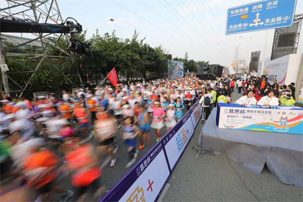 2024厚街半程马拉松新年首日开跑，7000名选手跑出精彩