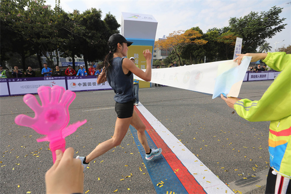 2024厚街半程马拉松新年首日开跑，7000名选手跑出精彩