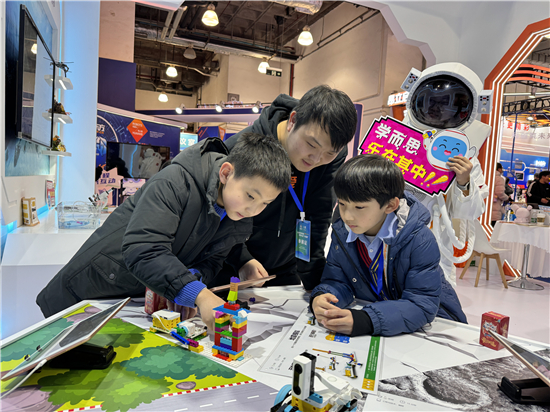 学而思素养多款产品亮相2024上海校外教育展示会，助力青少年科学素养提升