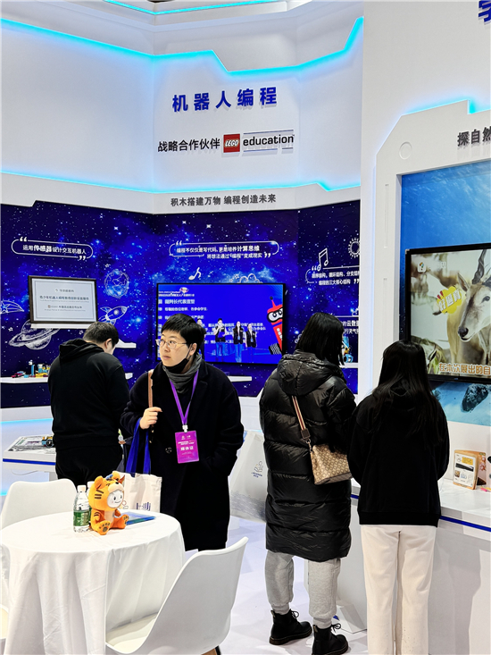 学而思素养多款产品亮相2024上海校外教育展示会，助力青少年科学素养提升