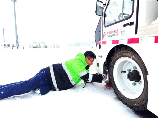 中国东航设备员工迎雪而上，“守护”机坪特种车辆服务“平安春运”